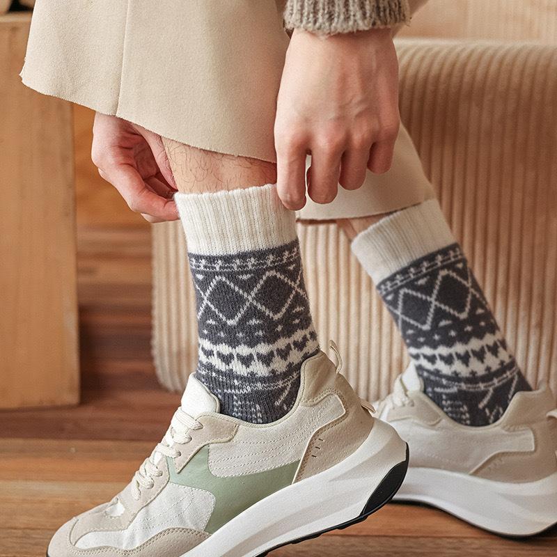 Thick, warm winter socks with an ethnic diamond print.